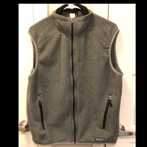 Men’s dark gray Patagonia fleece vest